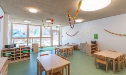 Sitztische im Gemeinschaftraum des Caritas Kinderhauses | © Max Ott www.d-design.de